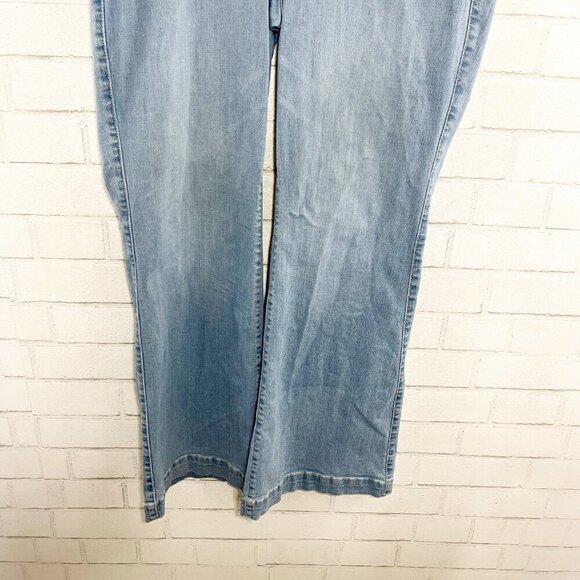 Torrid Light Wash High Rise Bombshell Flare Jeans Women's Plus Size 18 Regular - Picture 4 of 9